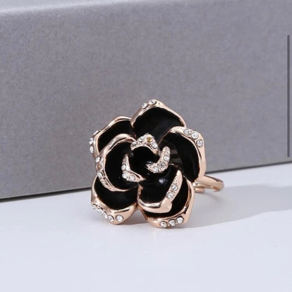 LAST ONE: Black and gold flower ring - Picture 2 of 5